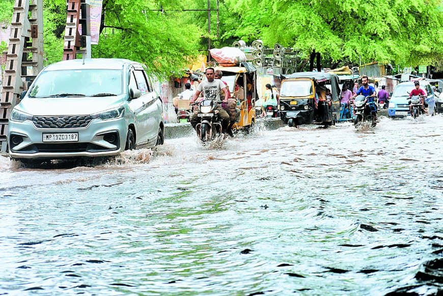 डूबा रहा बस स्टैंड, पानी-पानी रही सड़कें