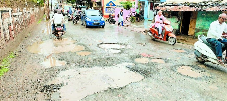 पहली बरसात भी नहीं झेल पाई सड़क, जगह- जगह हो गए गड्ढे
