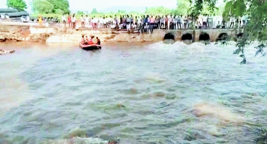 उफनाए कुंवरपुर नाले में बहा युवक रेस्क्यू टीम ने बरामद की बाइक