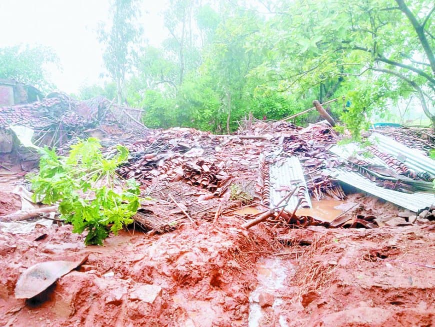 50 से अधिक कच्चे मकान ढहे, नदी-नालों में डूबे 4 लोग