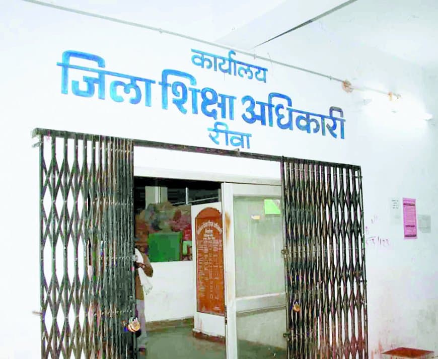 1200 को छोड़कर जूनियर को बनाया डीईओ