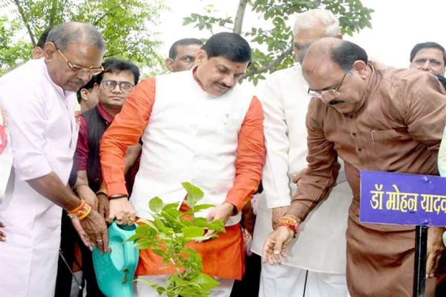 मुख्यमंत्री डॉ. मोहन यादव ने किया पौधरोपण, बोले- 'स्वच्छ पर्यावरण का उपहार'