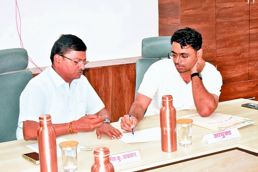 ठेकेदारों की ढाल बने नगर निगम अधिकारी, एमआईसी बैठक में फूटा गुस्सा – सख्त हुए महापौर, काटा गया वेतन, दिए कार्रवाई के निर्देश