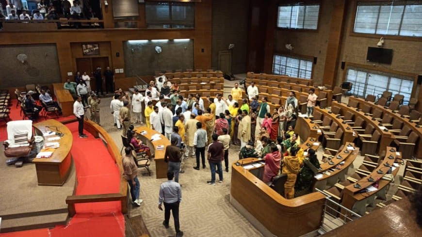 नगर निगम परिषद की बैठक  में हंगाम करता विपक्ष. स्टार समाचार