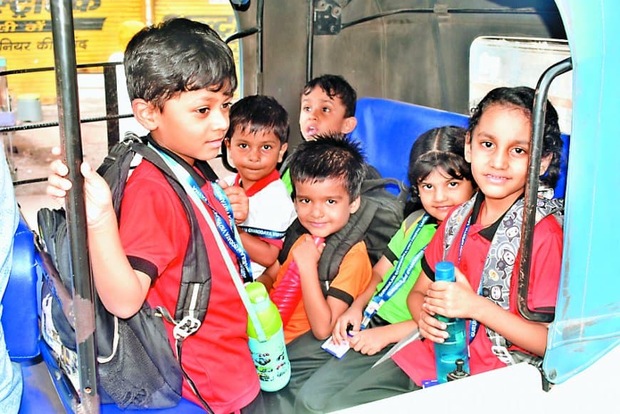 सतना में स्कूली बच्चों की जान जोखिम में: ई-रिक्शा में सुरक्षा मानकों की अनदेखी, प्रशासन बेपरवाह