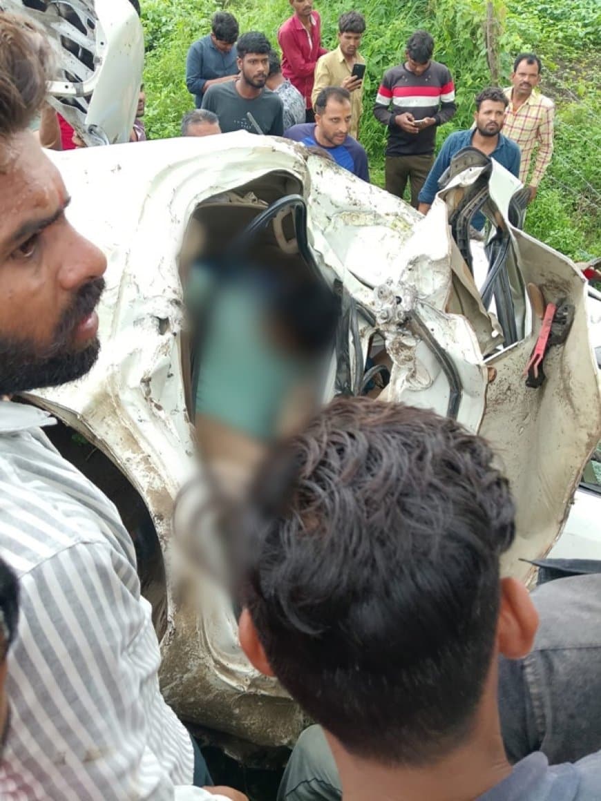 देवास में पेड़ से टकराई तेज रफ्तार कार, तीन की मौत