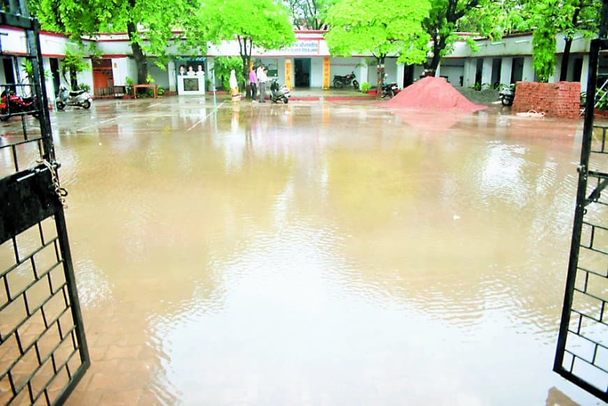 पीएम श्री स्कूल योजना के नाम पर छलावा: सतना के स्कूलों में जर्जर भवन, टपकती छतें और मासूमों की जान पर मंडराता खतरा