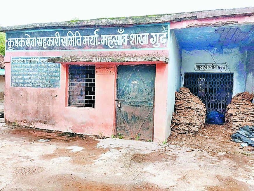 सरकारी भवन बना निजी गोदाम: गुढ़ तहसील के खजुहा कला में दबंगों का कब्जा, राशन और लकड़ी से भरा सरकारी परिसर