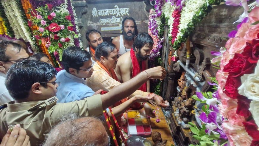 रात 12 बजे खुले नागचंद्रेश्वर के पट...  ढाई लाख भक्तों ने किए दर्शन