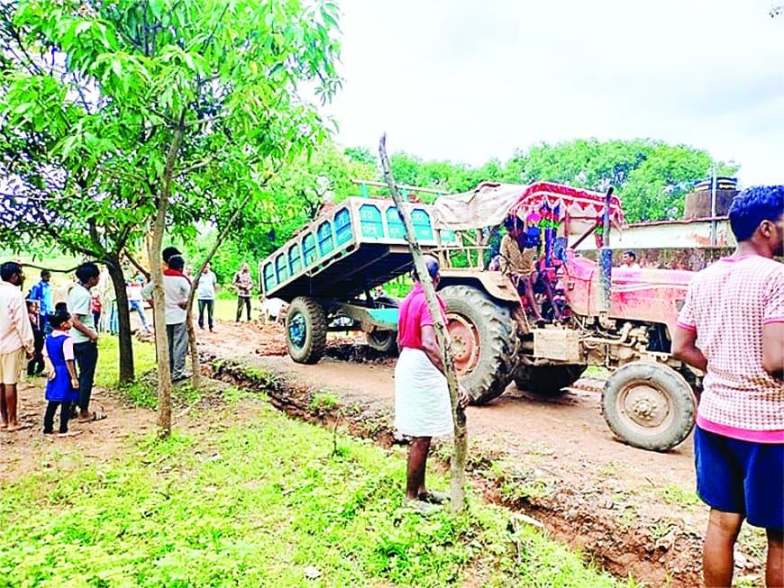 जल जीवन मिशन की लापरवाही से सीधी में ट्रैक्टर पलटा, ग्रामीणों ने 10 घंटे किया धरना, सड़क मरम्मत और दोषियों पर कार्रवाई की मांग