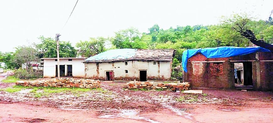 कांग्रेस नेता श्रीकांत दीक्षित और आदिवासी परिवारों को प्रशासन का नोटिस, पुश्तैनी घरों को अवैध बताकर मचा हड़कंप, राजनैतिक द्वेष के आरोप