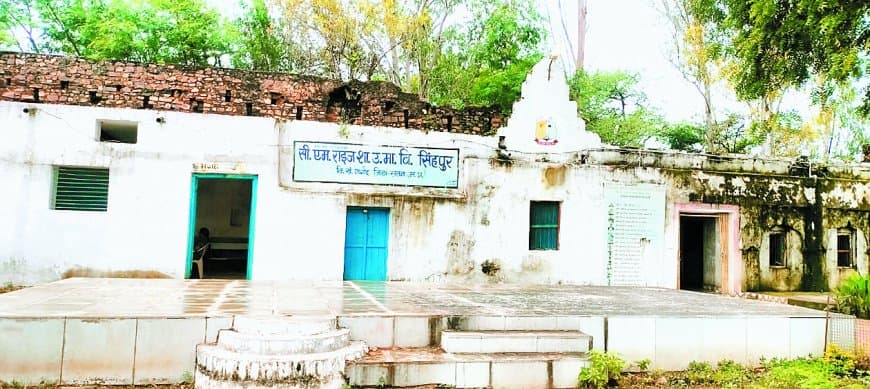 जर्जर भवन, गिरता प्लास्टर और शिक्षकों की कमी: हादसे के मुहाने पर सीएम राइज स्कूल, बच्चों की जान खतरे में