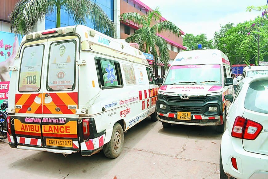जिला अस्पताल में जाम की वजह से एंबुलेंस फंसी, गंभीर हालत में मरीज को परिजनों ने गोद में उठाकर कराया भर्ती, व्यवस्था पर उठे सवाल