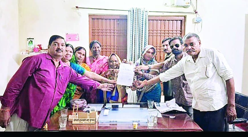 कोठी नगर पंचायत में उपयंत्री की मनमानी से नाराज़ पार्षदों की बगावत: अध्यक्ष ने राज्यमंत्री से कहा — 'या तो हटाएं उपयंत्री को या लें हमारा इस्तीफा'