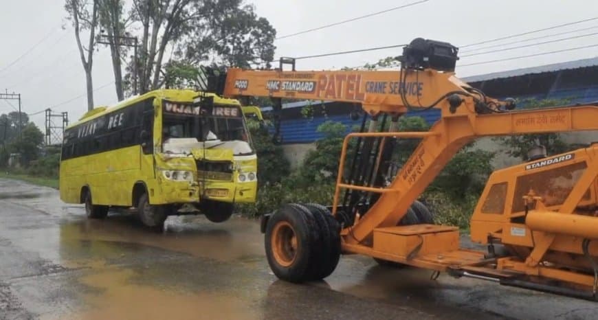 जबलपुर बस-ट्रक भिड़ंत: Coca-Cola कर्मचारियों से भरी बस दुर्घटनाग्रस्त, 35 घायल; तेज बारिश बनी वजह
