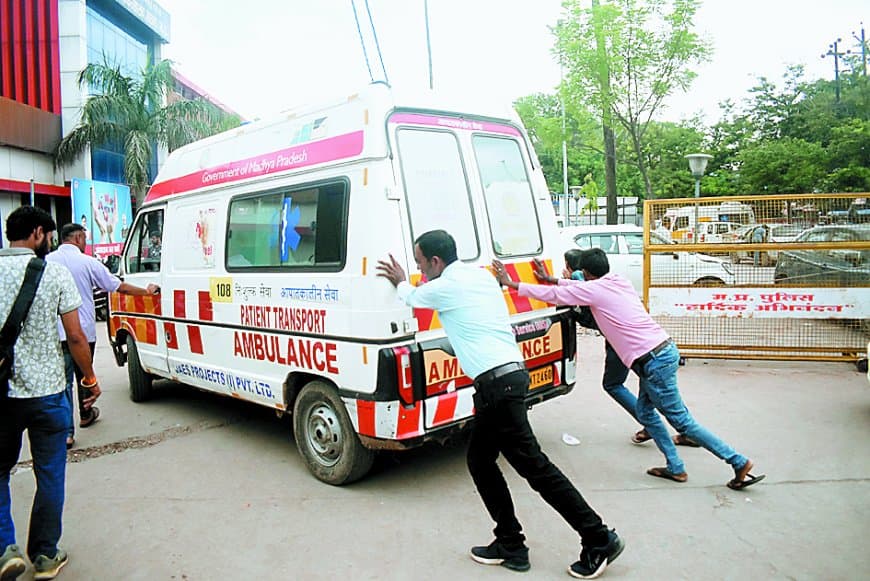 वेंटिलेटर पर 108 एम्बुलेंस सेवा: सतना जिला अस्पताल में स्टार्ट नहीं हुई जीवनदायिनी, मरीज को घंटों करना पड़ा इंतजार
