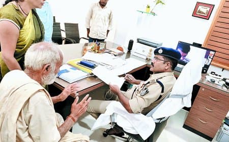 मऊगंज एसपी दिलीप सोनी का नवाचार - जनसुनवाई में वीडियो कांफ्रेंस से जुड़े थाना प्रभारी, शिकायत पर मौके पर दिए निर्देश