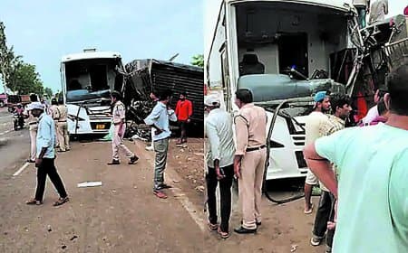 नाथद्वारा से भोपाल जा रही चार्टर्ड बस सड़क किनारे खड़ी बस से टकराकर पलटी, 25 घायल