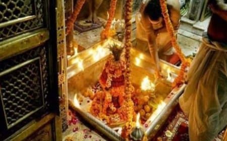 सावन का आखिरी सोमवार- मंदिरों में रात से ही लगी भक्तों की कतार... भोलेनाथ का किया जलाभिषेक