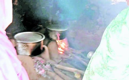मऊगंज के सरकारी स्कूल में मिड-डे मील में लापरवाही: चूल्हे पर बन रहा 450 बच्चों का खाना, बच्चों को नहीं मिल पा रहा पूरा भोजन