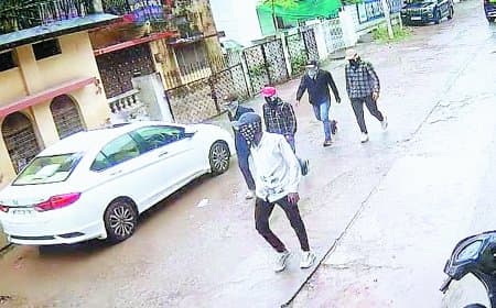 सतना में व्यापारी के घर ताबड़तोड़ फायरिंग, चाणक्यपुरी में दहशत - पांच नकाबपोश बदमाश सीसीटीवी में कैद