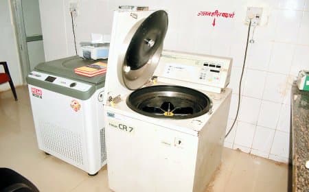 प्लेटलेट्स मशीन खराब, मरीजों की जान खतरे में — जिला अस्पताल सतना की लापरवाही से परिजन निजी अस्पतालों की शरण में