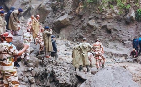 अब हिमाचल में फटा बादल... कैलाश यात्रा पर लगी रोक... हजारों श्रद्धालु फंसे... 413 यात्रियों को बचाया