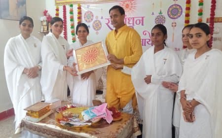 ब्रह्माकुमारी बहनों ने कलेक्टर की कलाई पर बांधी राखी