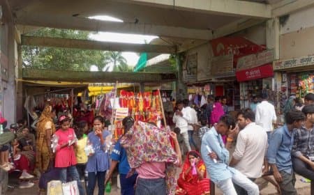 नए बस स्टैंड के प्रतीक्षालय पर दुकानदारों का कब्जा, टॉयलेट भी अतिक्रमित, जर्जर हो चुका भवन