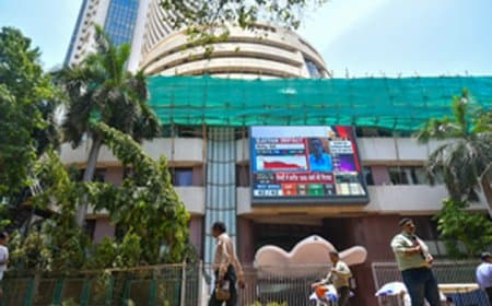 एफआईआई की वापसी से भारतीय शेयर बाजार में उछाल, सेंसेक्स 746 अंक चढ़ा