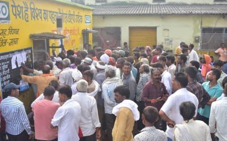 रातभर लाइन में खड़े किसानों को नहीं मिली खाद, केवल टोकन; सतना में हंगामा कर राष्ट्रीय राजमार्ग किया जाम, कालाबाजारी पर भड़के किसान