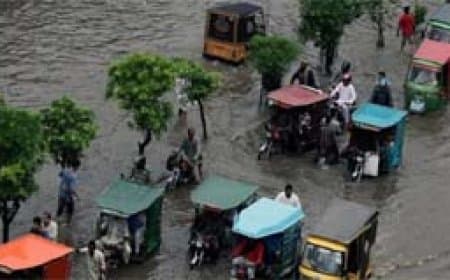 पाकिस्तान में बाढ़ से  327 लोग गंवा चुके जान