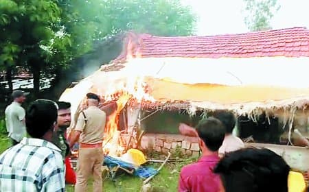 बिगौड़ी में बवाल: महापंचायत के बाद उपद्रवियों ने हत्या आरोपी के घर में लगाई आग, पुलिस ने दिखाई तत्परता, भारी फोर्स तैनात कर स्थिति नियंत्रण में