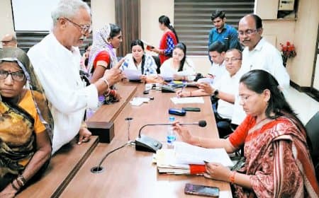 रीवा जनसुनवाई में राजस्व व भू-अर्जन मुआवजा शिकायतों का अंबार: वर्षों से भटक रहे आवेदक, 96 आवेदन पहुंचे अधिकारियों तक