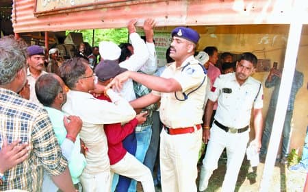 खाद की किल्लत से जूझ रहे अन्नदाता: सतना में पांच दिनों से टोकन के लिए भटक रहे किसान, जाम और हंगामे के बीच प्रशासन के दावों पर उठे सवाल