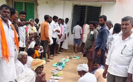 खल रही खाद की कमी... यूरिया के लिए रात तीन बजे से कतार में लग रहे किसान 