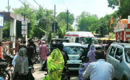 अतिक्रमण से जाम में फंसा जिला अस्पताल : दोनों गेट ठेलों और अवैध पार्किंग से घिरे, एम्बुलेंस तक पहुंचने में लग रहा घंटों समय