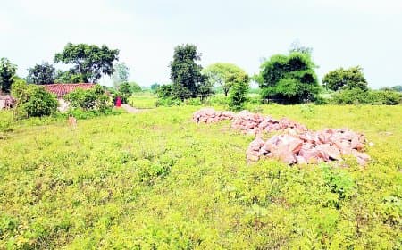 जमीनी विवाद में खूनी संघर्ष : कुल्हाड़ी से हमले में महिला की मौत, तीन आरोपी गिरफ्तार, दो अब भी फरार