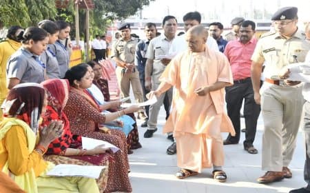 सीएम योगी का जनता दरबार... मैं रिटायर फौजी हूं और जहर खाकर आया हूं... सुनते ही मची खलबली