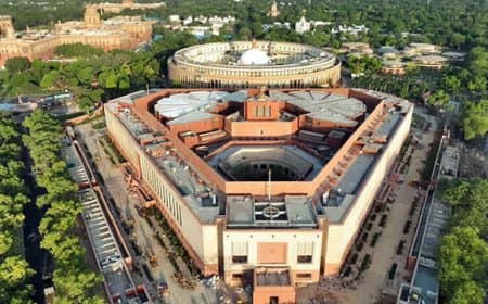 सुरक्षा में सेंध... अब संसद भवन में दीवार कूद पर घुसा संदिग्ध 