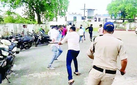 रीवा एसपी ऑफिस में एनएसयूआई का हंगामा: नशीली कफ सिरप की शीशियों के साथ पुलिस मुर्दाबाद के नारे, सीएसपी ने किया लाठीचार्ज