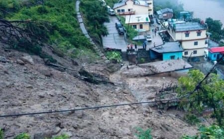 उत्तराखंड... आधी रात फटा बादल...कई लापता... गाड़ियां मलबे में दबीं... स्कूल बंद