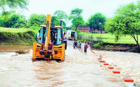 पन्ना में मानवीय साहस का अनोखा उदाहरण: प्रसव पीड़ा से तड़प रही गर्भवती महिला को जेसीबी के सहारे उफनते नाले से सुरक्षित पार कराया गया