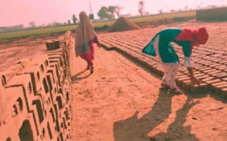 मानवाधिकार आयोग ने ईंट भट्ठा मजदूरों के शोषण का किया पर्दाफाश