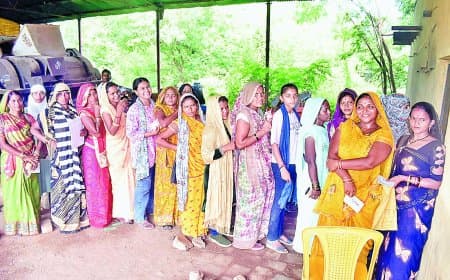 सतना में खाद वितरण पर हंगामा: एक हजार से ज्यादा टोकन बांटे जाने के बावजूद मायूस लौटे सैकड़ों किसान