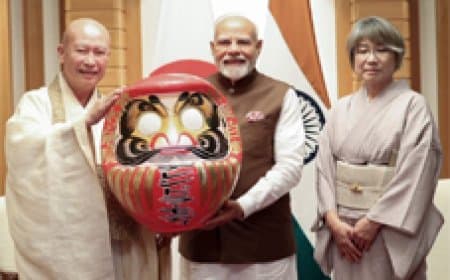 पीएम नरेंद्र मोदी को जापान में भेंट की गई दारुमा डॉल