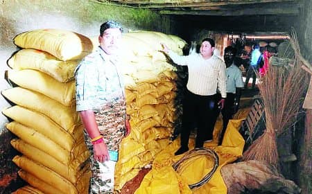 सिंगरौली के ठरकठैला गांव में 168 बोरी अवैध यूरिया खाद बरामद, किसानों ने किया सड़क जाम और प्रशासन पर साधा निशाना