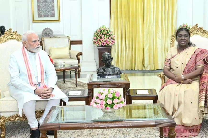 प्रधानमंत्री मोदी अचानक पहुंचे राष्ट्रपति भवन... मुर्मू से मिले