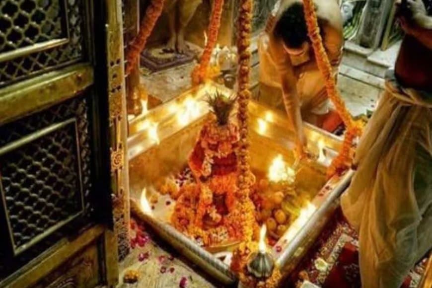 सावन का आखिरी सोमवार- मंदिरों में रात से ही लगी भक्तों की कतार... भोलेनाथ का किया जलाभिषेक