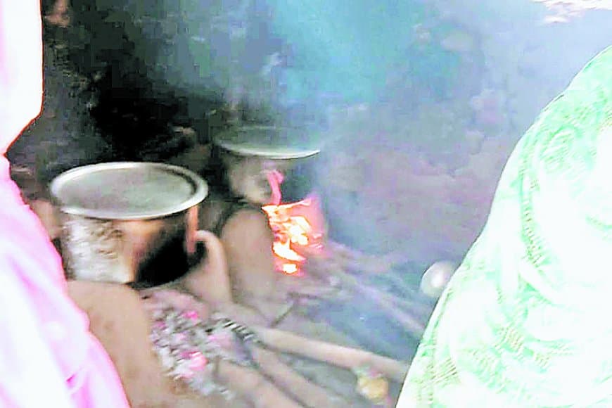 मऊगंज के सरकारी स्कूल में मिड-डे मील में लापरवाही: चूल्हे पर बन रहा 450 बच्चों का खाना, बच्चों को नहीं मिल पा रहा पूरा भोजन